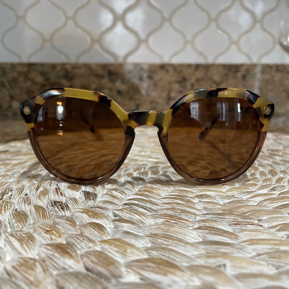 Tory Burch Sunglasses in Tortoise/Brown - Used